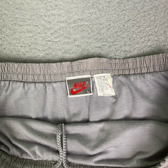 Vintage 90s Nike shorts - Picture 3 of 4